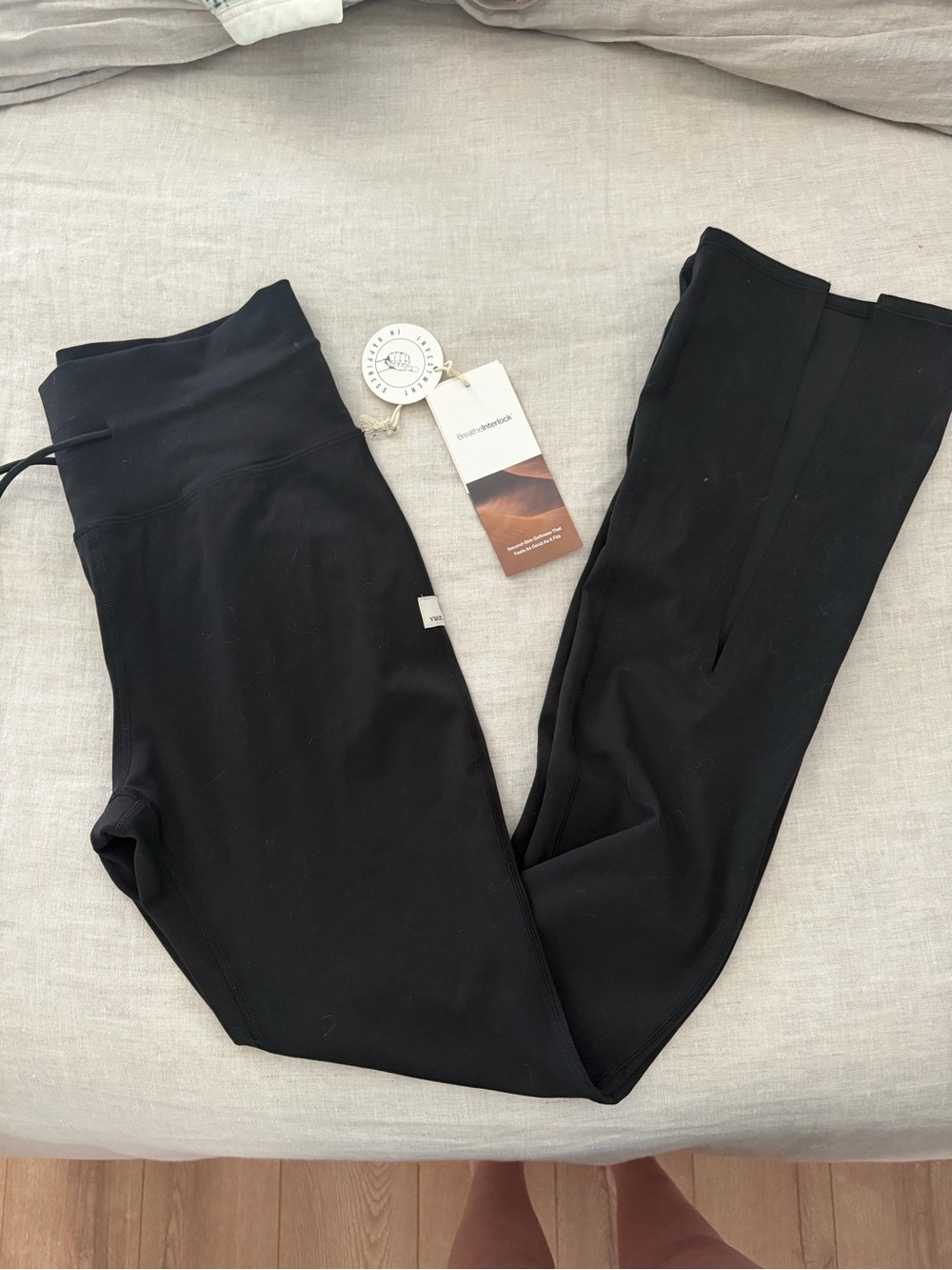 NWT Vuori Black daily split flare Leggings